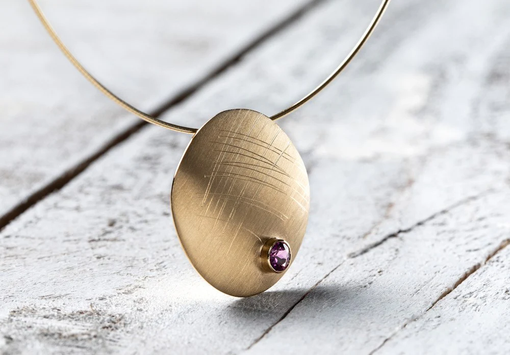 750/- Vedhæng mat/børstet, rhodolit 0,35ct - Image 2