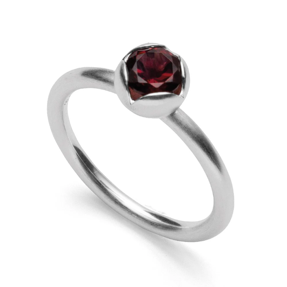 925/- Ring mat, Granat 0,83ct