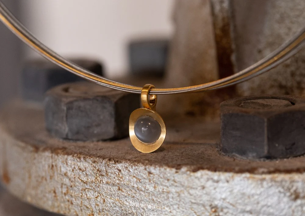 925/- Vedhæng, fg mat., månestensgrå 2,30ct - Image 2