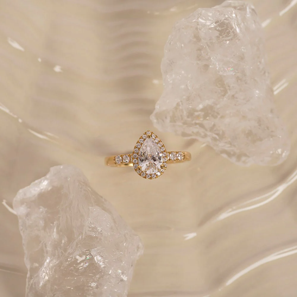 LUXURY Halo dråbe 14kt. guldring m. lab grown diamant 1,32ct TW/VS2