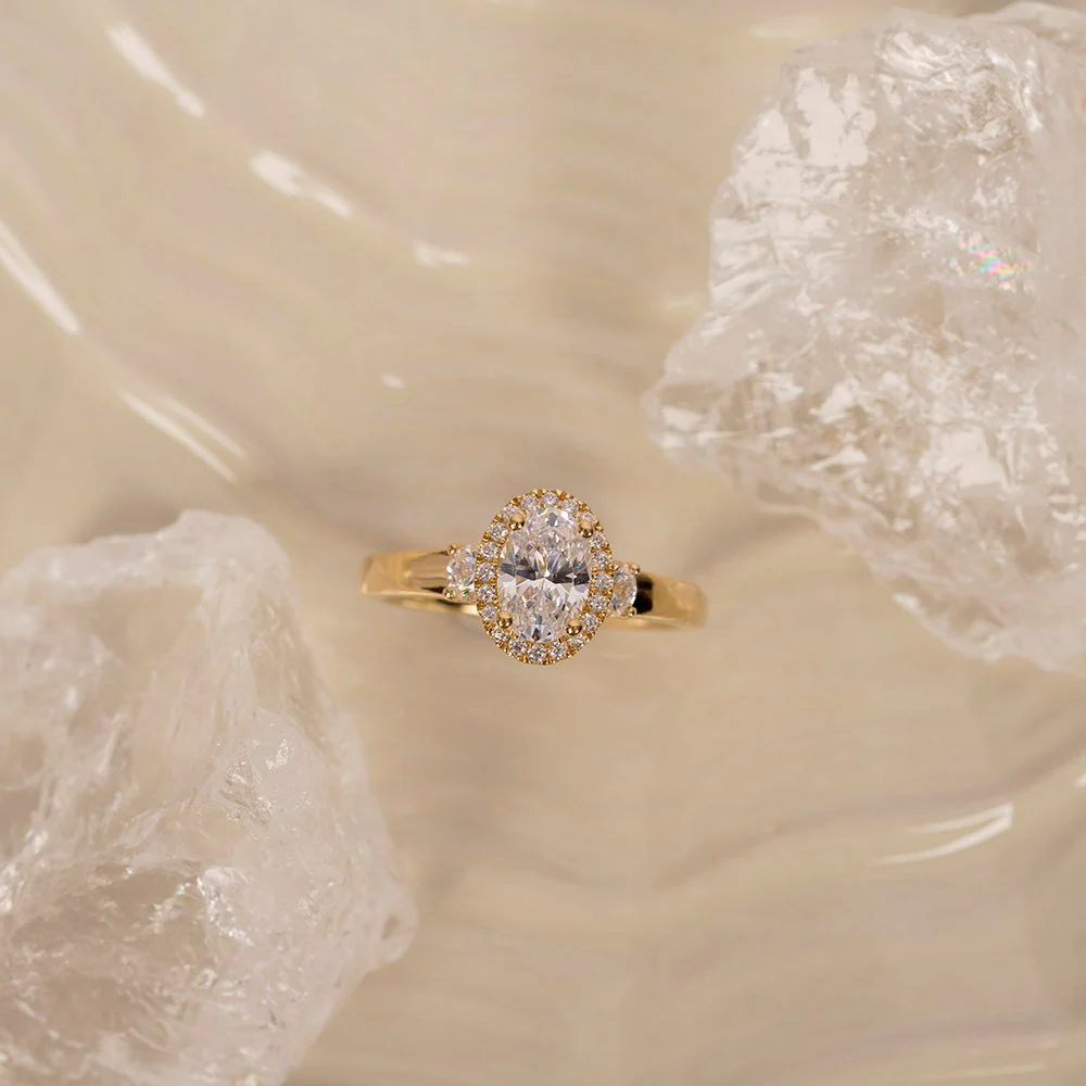 LUXURY Halo oval 14kt. guldring m. lab grown diamant 1,45ct TW/VS2